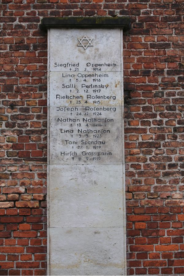 Grabstein Nummer 7 auf dem Friedhof Brandenburg
