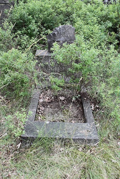 Grabstein Nummer 16 auf dem Friedhof Zasieki (Forst)