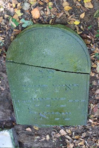Grabstein Nummer 8 auf dem Friedhof Lindow