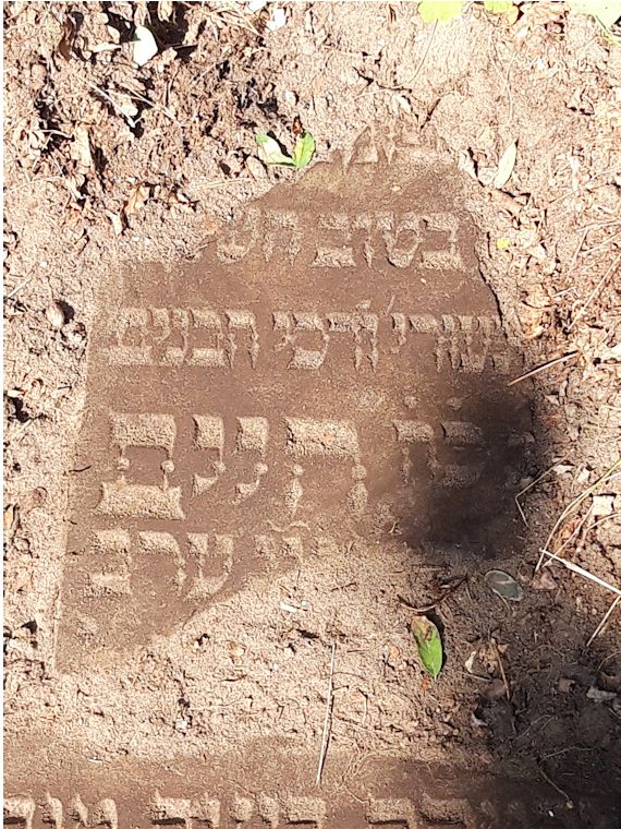 Grabstein Nummer 32 auf dem Friedhof Beeskow