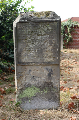 Grabstein Nummer 18 auf dem Friedhof Beelitz