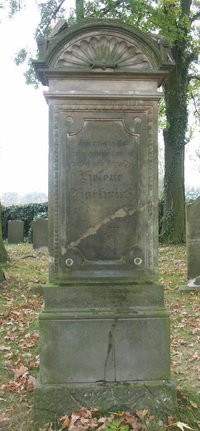 Grabstein Nummer 28 auf dem Friedhof Groß Neuendorf