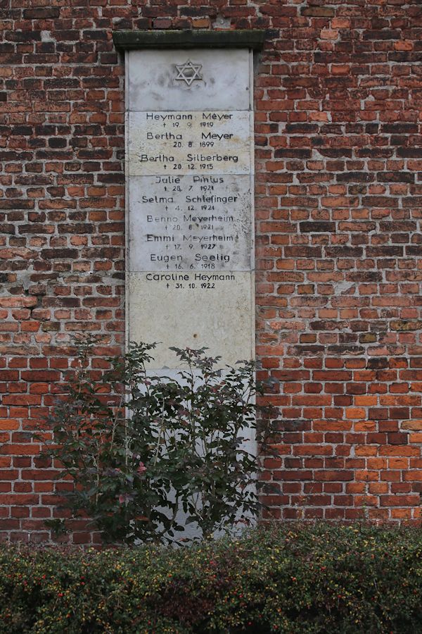 Grabstein Nummer 8 auf dem Friedhof Brandenburg
