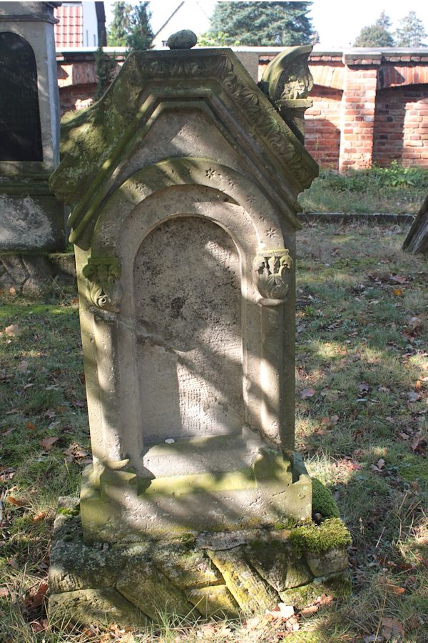 Grabstein Nummer 84 auf dem Friedhof Guben