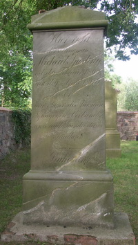Grabstein Nummer 16 auf dem Friedhof Groß Neuendorf