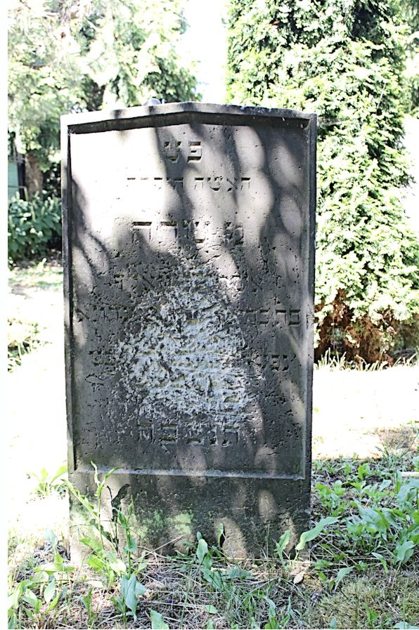 Grabstein Nummer 4 auf dem Friedhof Trebbin