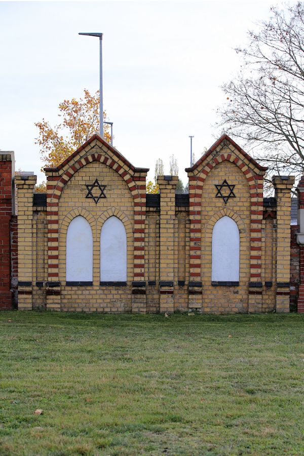 Grabstein Nummer 15 auf dem Friedhof Brandenburg