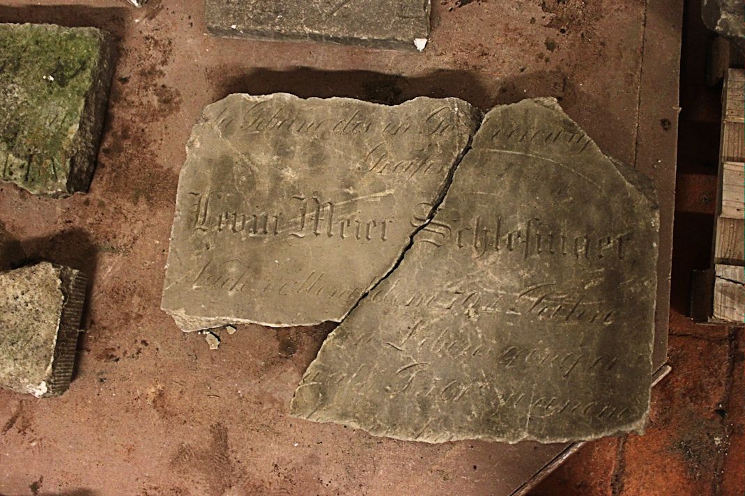Grabstein Nummer 4 auf dem Friedhof Wusterhausen