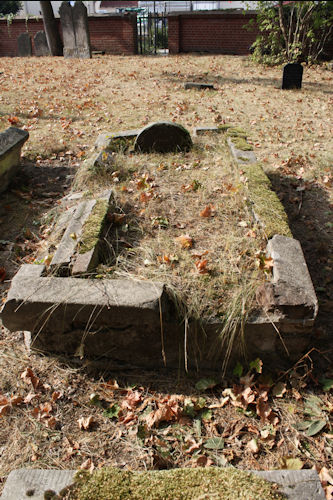 Grabstein Nummer 43 auf dem Friedhof Beelitz