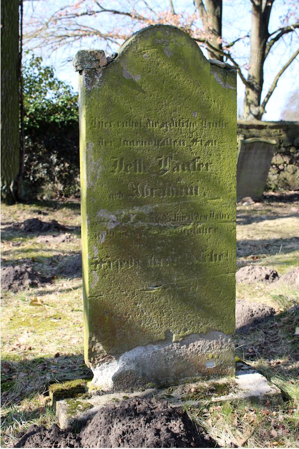 Grabstein Nummer 20 auf dem Friedhof Groß Neuendorf