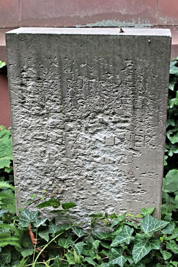 Grabstein Nummer 4562 auf dem Friedhof Potsdam