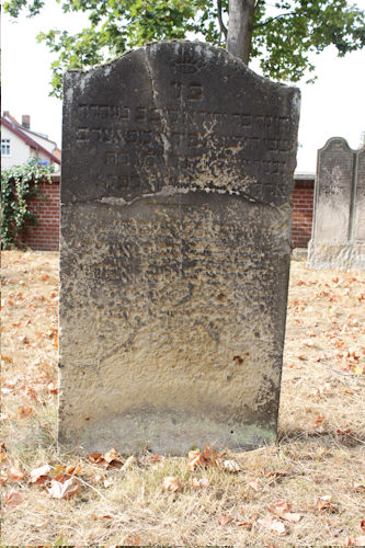 Grabstein Nummer 21 auf dem Friedhof Beelitz