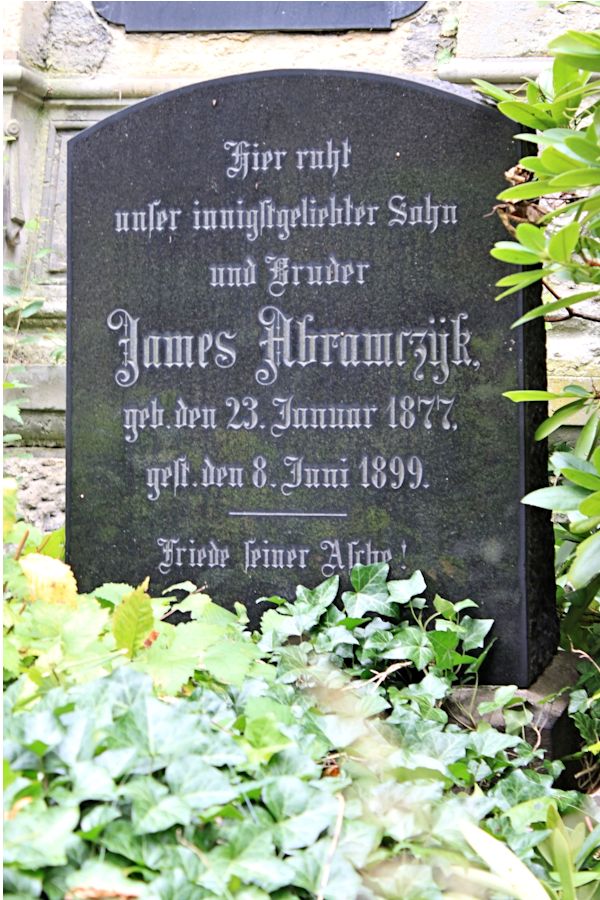 Grabstein Nummer 4623 auf dem Friedhof Potsdam