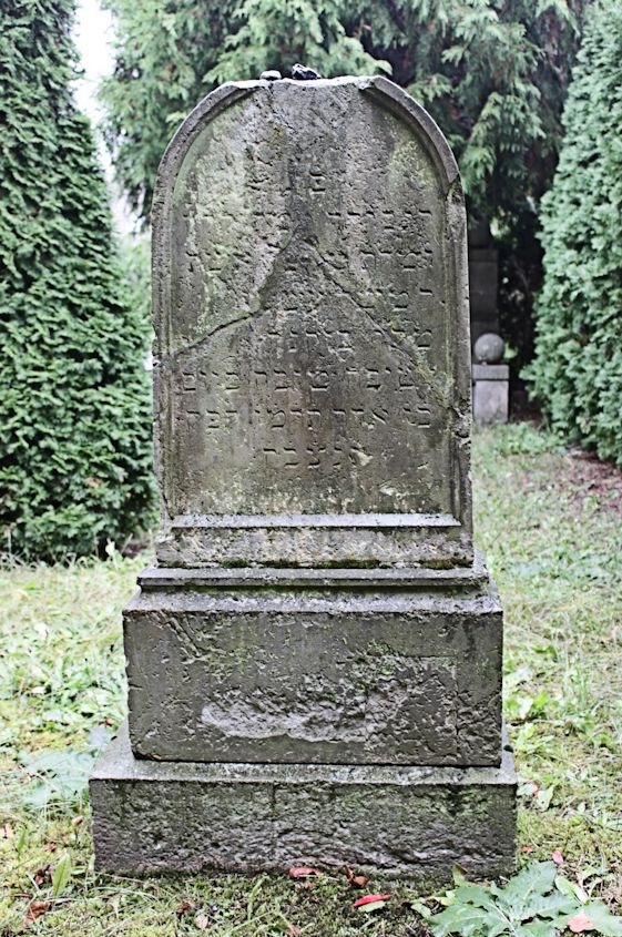 Grabstein Nummer 1 auf dem Friedhof Trebbin