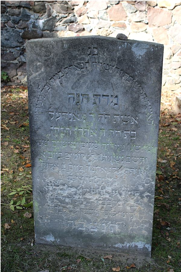 Grabstein Nummer 24 auf dem Friedhof Storkow