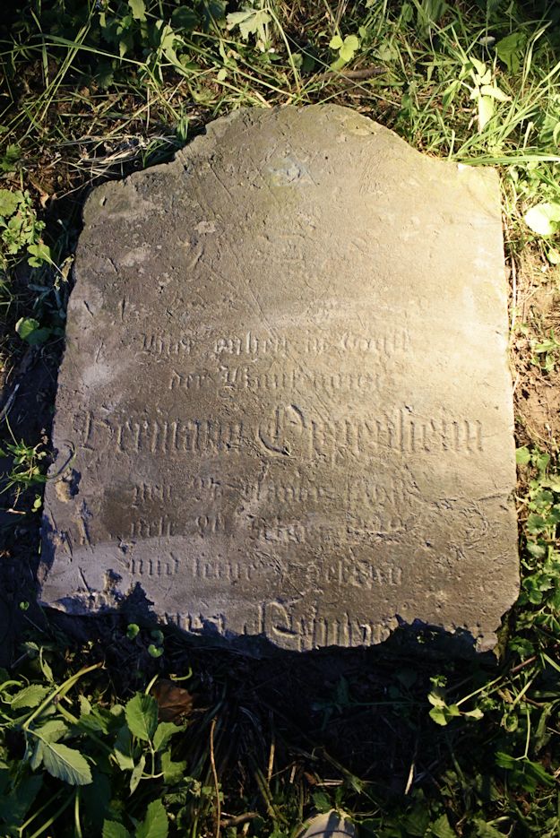 Grabstein Nummer 9 auf dem Friedhof Dębno (Neudamm)