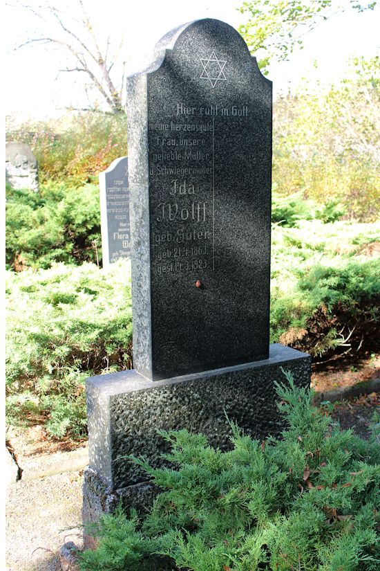 Grabstein Nummer 3 auf dem Friedhof Eisenhüttenstadt