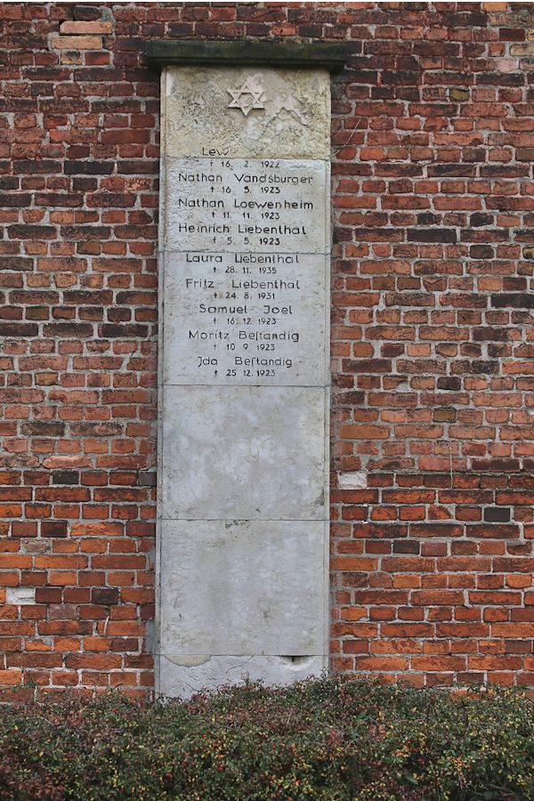 Grabstein Nummer 9 auf dem Friedhof Brandenburg