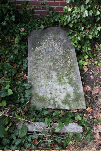 Grabstein Nummer 1 auf dem Friedhof Beelitz