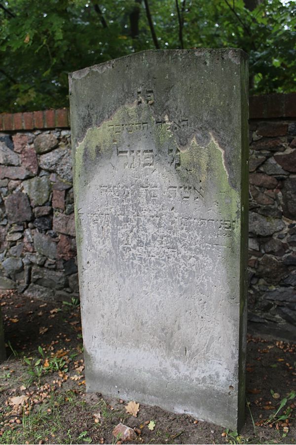 Grabstein Nummer 9 auf dem Friedhof Storkow