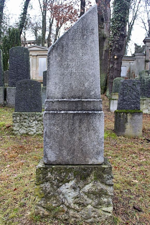 Grabstein Nummer 327 auf dem Friedhof Potsdam