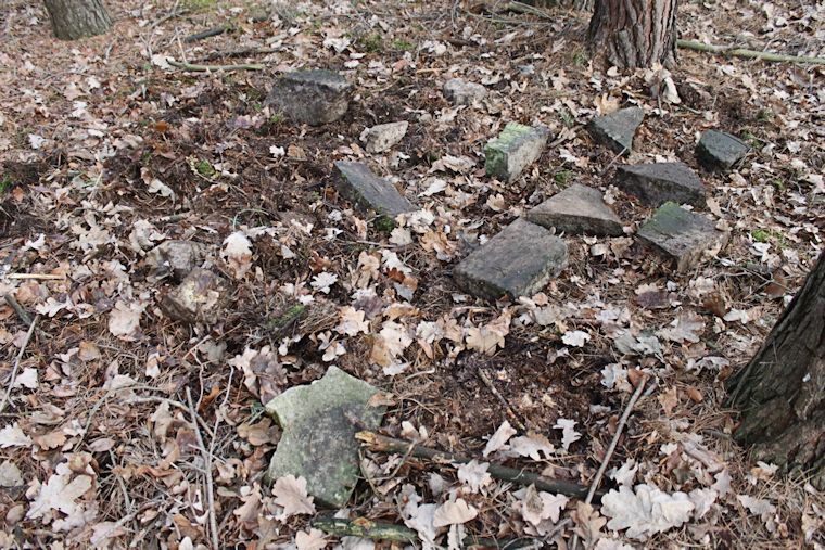 Grabstein Nummer 12 auf dem Friedhof Brójce (Brätz)