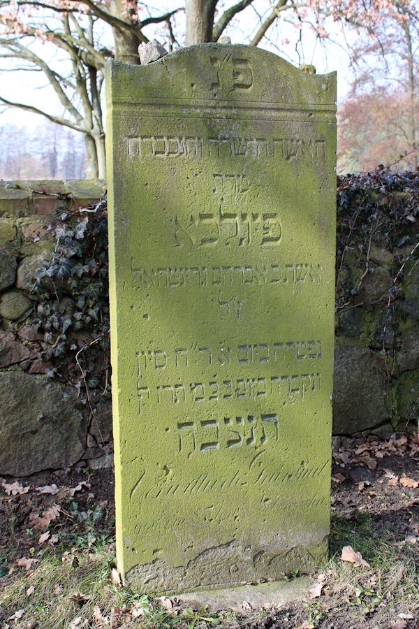 Grabstein Nummer 1 auf dem Friedhof Groß Neuendorf