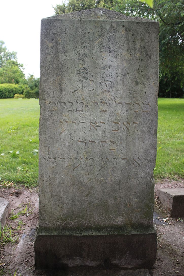 Grabstein Nummer 4 auf dem Friedhof Neuruppin