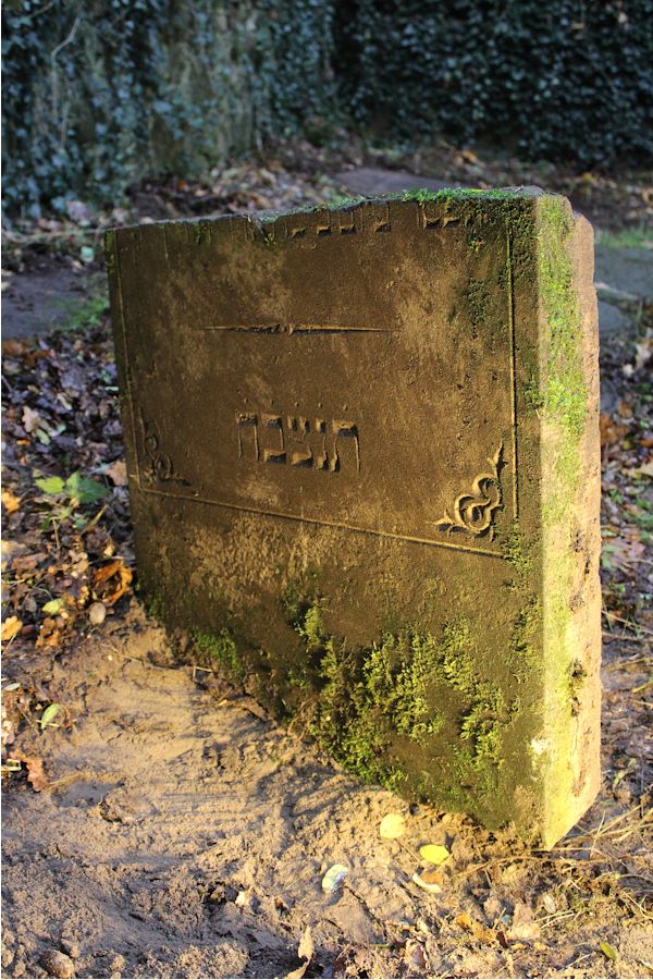 Grabstein Nummer 13 auf dem Friedhof Beeskow