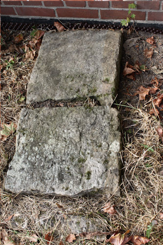 Grabstein Nummer 3 auf dem Friedhof Beelitz