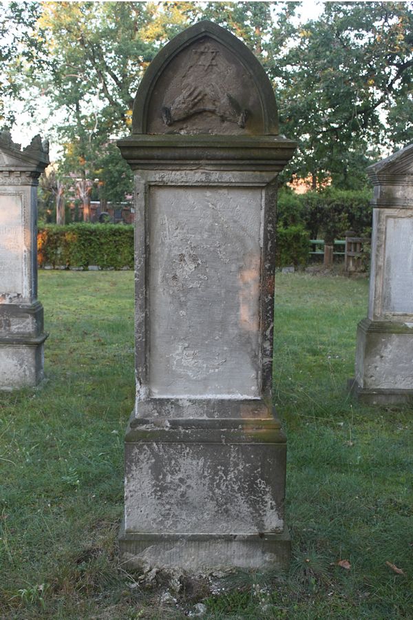 Grabstein Nummer 13 auf dem Friedhof Guben