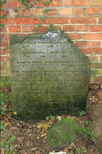 Grabstein Nummer 34 auf dem Friedhof Lindow