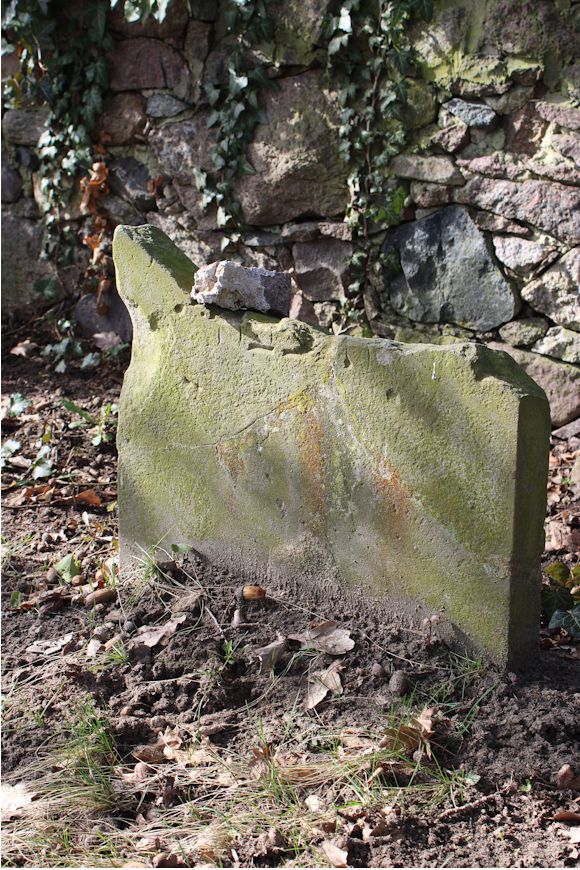 Grabstein Nummer 4 auf dem Friedhof Groß Neuendorf