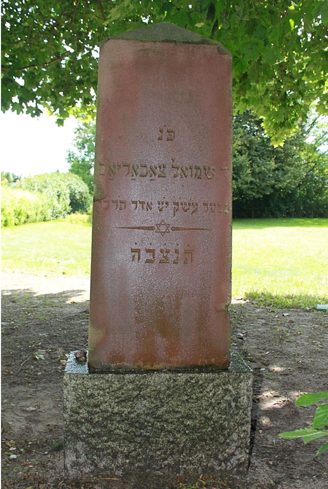Grabstein Nummer 15 auf dem Friedhof Neuruppin