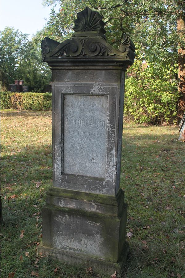 Grabstein Nummer 32 auf dem Friedhof Guben