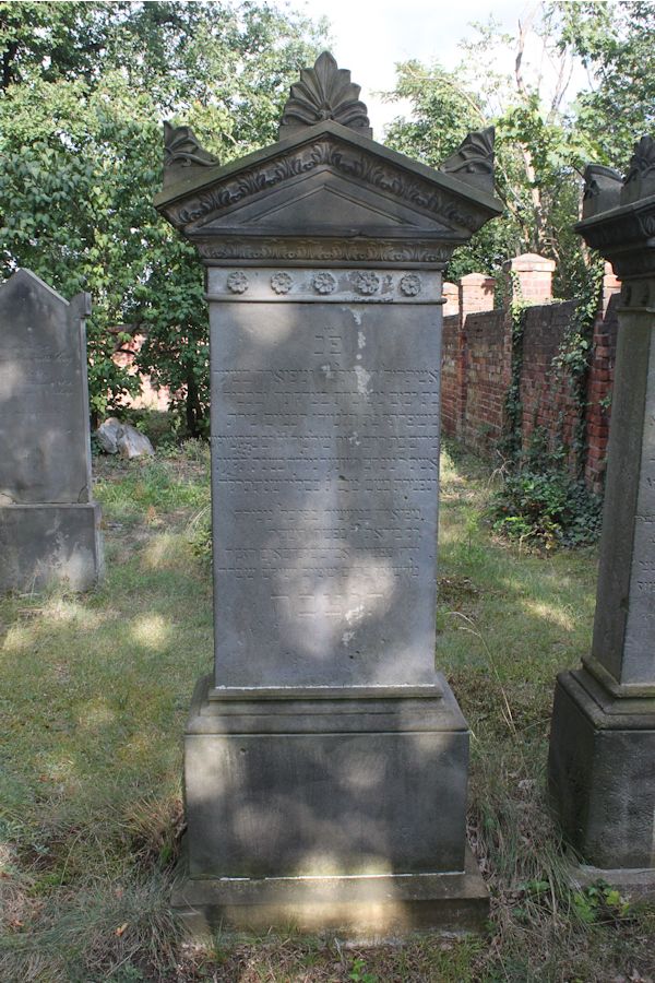 Grabstein Nummer 21 auf dem Friedhof Guben