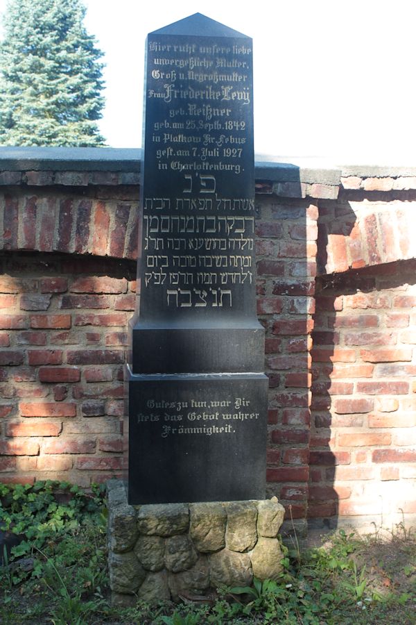 Grabstein Nummer 60 auf dem Friedhof Guben