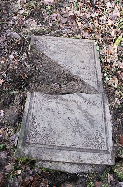 Grabstein Nummer 33 auf dem Friedhof Bledzew (Blesen)