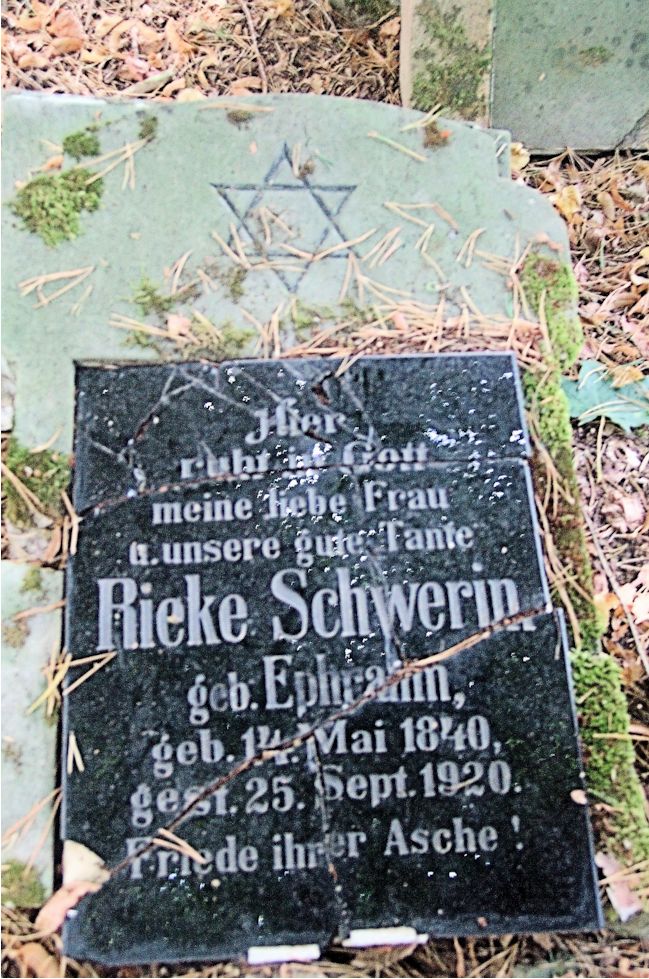 Grabstein Nummer 2 auf dem Friedhof Trzciel (Tirschtiegel)