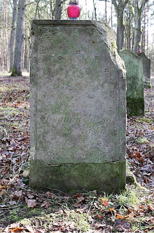 Grabstein Nummer 8 auf dem Friedhof Bledzew (Blesen)