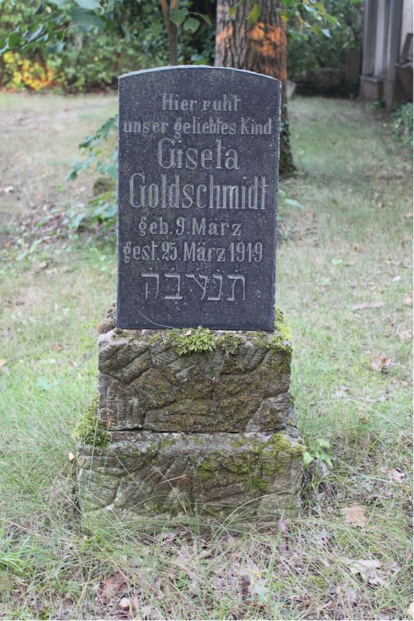Grabstein Nummer 18 auf dem Friedhof Guben