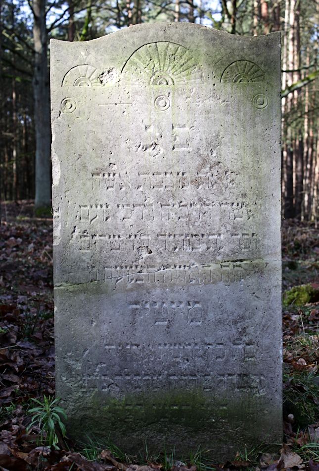 Grabstein Nummer 4 auf dem Friedhof Bledzew (Blesen)