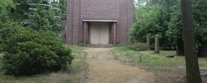 Blick auf die Trauerhalle und die seitlichen Gräberfelder