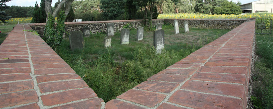 Hinter der Friedhofsmauer