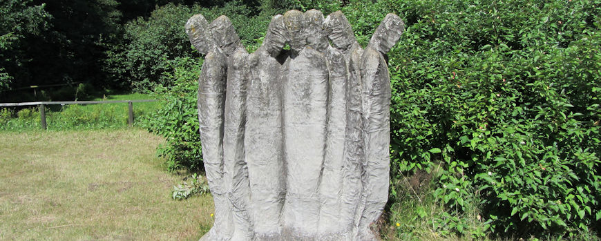 Figurengruppe auf dem Jüdischen Friedhof in Neuruppin