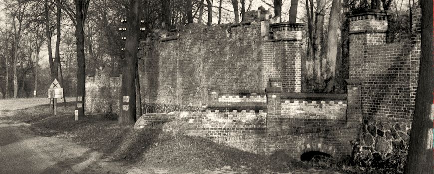 Blick auf die noch exististierende Friedhofsmauer mit Toreinfahrt, Herbst 1965