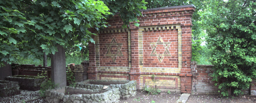Teilstück der Mauer vom Jüdischen Friedhof in Neuruppin