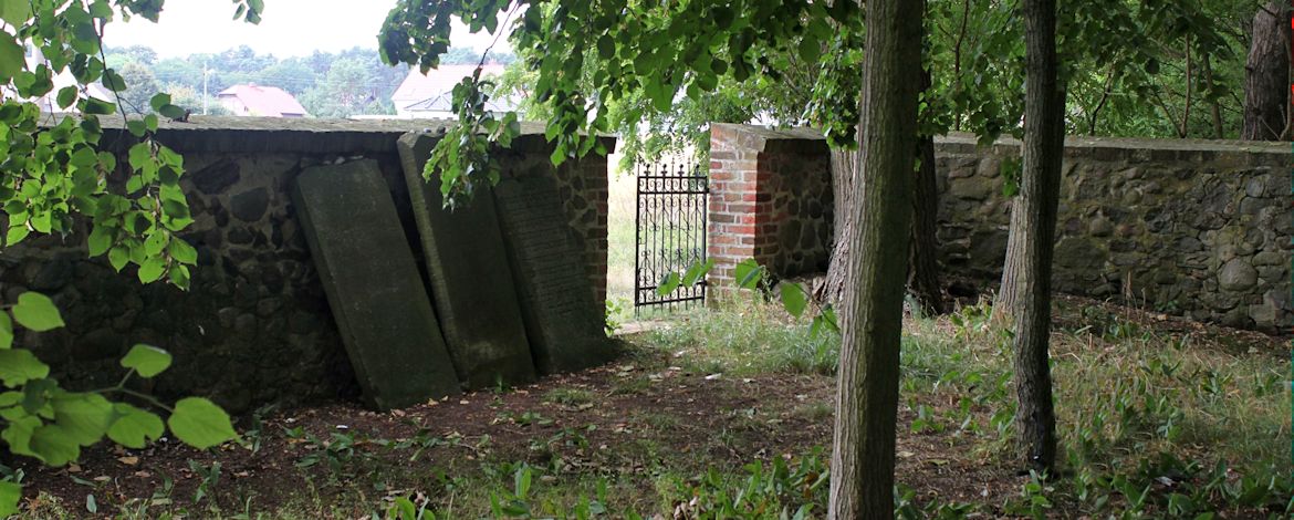 Eingangsbereich des Jüdischen Friedhofs in Friedland (Niederlausitz) mit seinen ältesten Grabsteinen