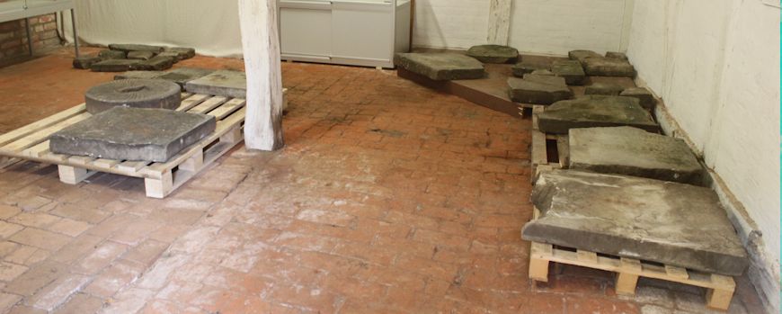 Fragmente der jüdischen Grabsteine im Wusterhausener Wegemuseum