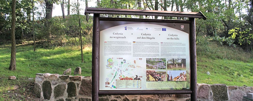 Mehrsprachiges Hinweisschild am Jüdischen Friedhof Cedynia